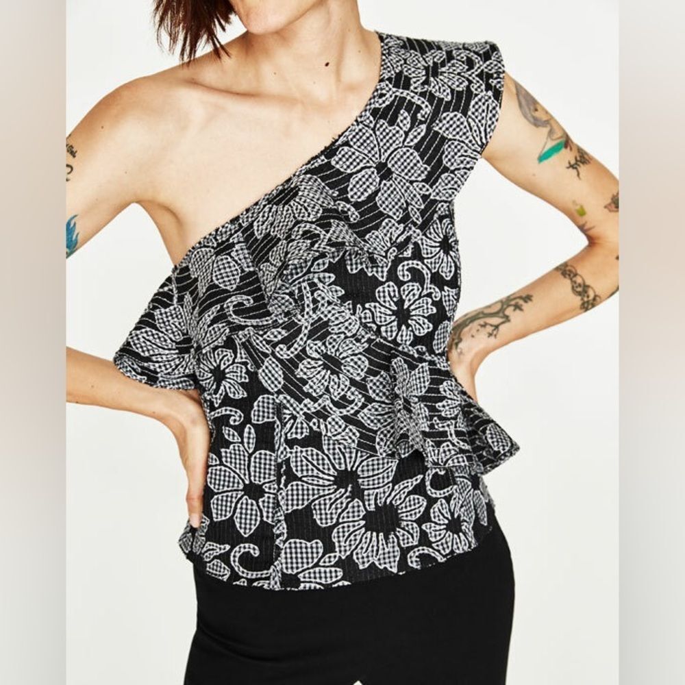 Zara Black/ White Floral Gingham One Shoulder Ruffle Blosue Size Medium